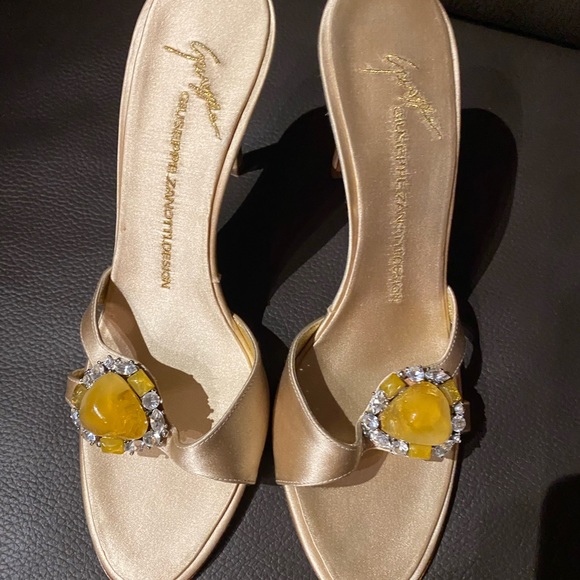 Authentic GIUSEPPE ZANOTTI elegant golden satin and leather evening shoes. - Picture 9 of 11